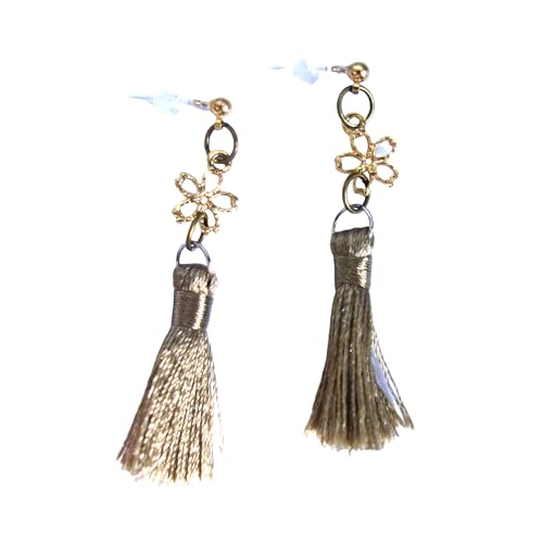 ほんのり 和風 の 桜 の 樹脂 製 ポスト ピアス (薄茶)