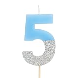 El pack incluye 1 unidad de vela en forma de número en color azul pastel y glitter oro, con diseño elegante para dar un toque de brillo a tus celebraciones