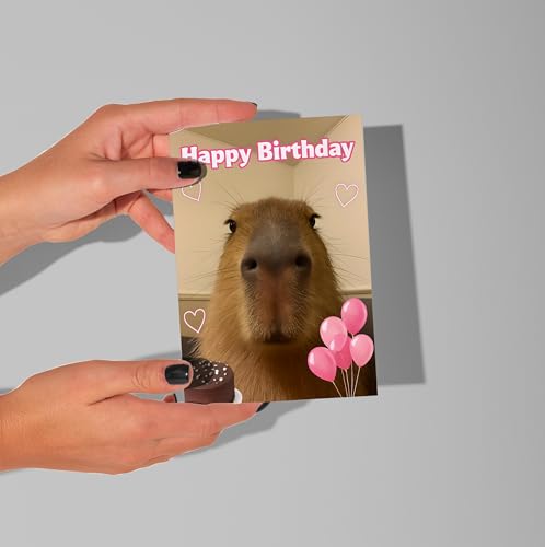WBdesignz Geburtstagskarte mit Capybara - süße Glückwunschkarte „Happy Birthday“ mit Schokoladentorte & rosa Luftballons - für Freundinnen, Kolleginnen & Tierliebhaber zum Geburtstag (DIN A6)