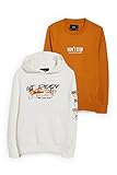 Hoodie und Sweatshirt in weicher Qualität mit platzierten Prints und Rippbündchen an den Abschlüssen. Hoodie mit Kängurutasche. Sweatshirt mit zwei seitlichen Eingrifftaschen.
