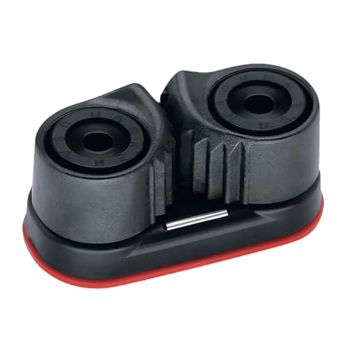 Crampons à came HARKEN 471 sur le pont du voilier lors d'une régate estivale en équipage
