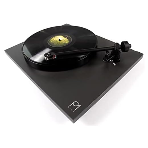Rega - Giradischi Planar 1 Plus con finitura bianca opaca, cartuccia al carbonio Rega e pre-amplificatore stage/phono incorporato, Versione 2021.