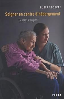 Paperback SOIGNER EN CENTRE D'HEBERGEMENT [French] Book