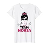¿Sigues buscando el traje o el disfraz perfecto para la despedida de soltera de las chicas? Esta camiseta a juego es perfecta para la novia y sus amigas. Con la novia cool como diseño, podrás lucirte como una novia de equipo.