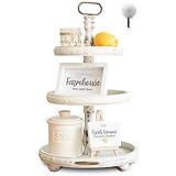 bandejas vintage pinterest - Bandeja de aspecto antiguo chic con detalles desgastados por el tiempo – Esta bandeja de color blanco tiene un hermoso mango de latón, perilla de madera extra y una placa de metal en relieve en la bandeja más baja. Esto le da a la bandeja escalonada un aspecto extra shabby chic y antiguo.