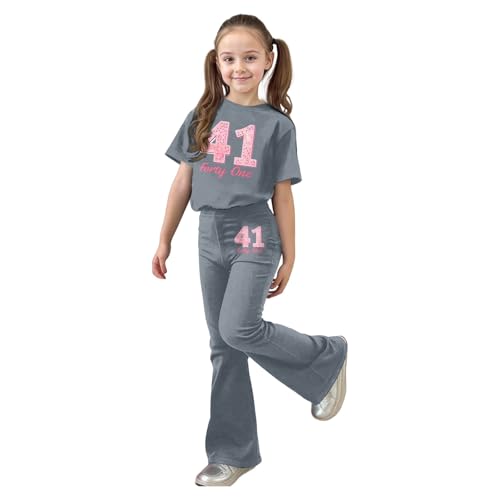 Traje cómodo de niña ideal para jugar diariamente en el parque o en casa