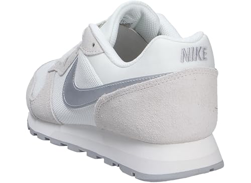 Nike MD Runner 2 chaussures de course légères avec détails argentés