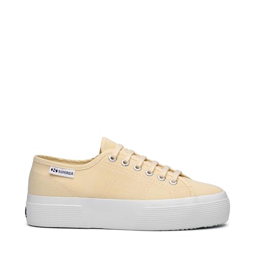 Questa Superga presenta una tomaia in tela di cotone tinta unita, una suola alta 3,5 centimetri in gomma vulcanizzata e una soletta comfort rimovibile che offre un supporto avvolgente adattandosi alla forma del piede