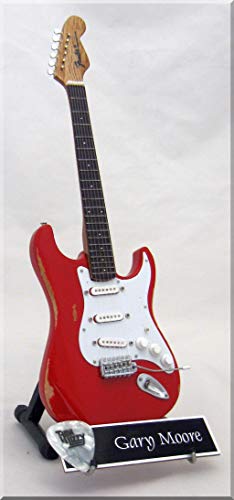 GARY MOORE Guitare Miniature avec médiator Thin Lizzy - Les Beatles, Paul McCartney, John Lennon, RIngo Starr, George Harrison GARY MOORE Guitare Miniature avec médiator Thin Lizzy