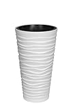 Ganz neu: tolles, modernes Wellen-Design, was insbesondere auf dem Alpinweiß sehr gut zur Geltung kommt, da sich das Schattenspiel je nach Lichteinfall verändert. Macht diesen Topf zu einem stylishen Hingucker. Moderne Strukturen, klare Farbe, üppige Höhe und schlankes Format sind nur einige Attribute, die diesen Topf auszeichnen