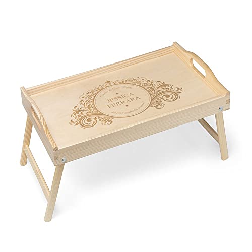 Maverton Vassoio da Colazione a Letto Personalizzato - Tavolino Pieghevole in Legno di Pino con Manici - Colore Naturale - Incisione Laser - Tavolo Multiuso 50x30cm - regalo donna - Gusto
