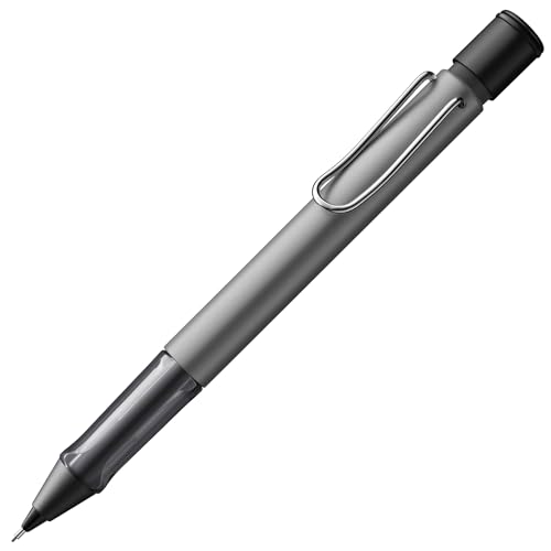 LEGGERA, LEGGERISSIMO, LAMY AL-star: Il classico della scrittura in alluminio resistente supera con eleganza tutte le sfide della vita quotidiana. L'impugnatura trasparente si adatta comodamente alla mano e trasforma la funzionalità in un punto di forza visivo con una visione chiara.
