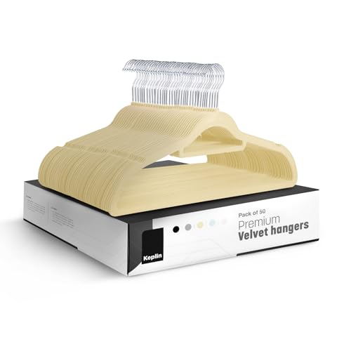KEPLIN Paquete de 50 Perchas de Terciopelo - Perchas de Ropa Antideslizantes con Barra de sujeción y Gancho de 360 Grados para Almacenamiento - Duraderas, Resistentes y ahorran Espacio - Crema