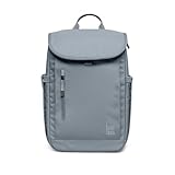 MATERIALI RICICLATI ED ERGONOMIA: Realizzato in RE: PET (rifiuti di plastica riciclati provenienti dalle aree costiere) certificato bluesign e privo di PFC. Il tessuto è impermeabile e il design ergonomico include una cinghia toracica e una cintura per valigia.