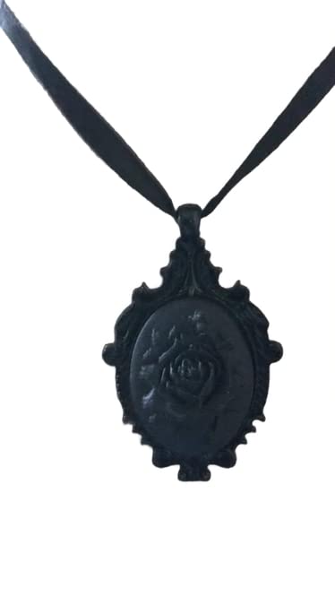 Collier dentelle noire et camée pour sublimer une tenue de soirée gothique