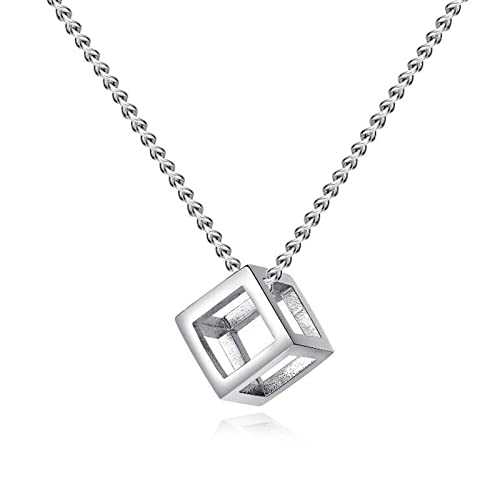 Collier géométrique minimaliste pour parfaire votre style casual chic de bureau