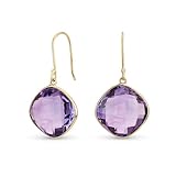 Scopri l'eleganza in questi grandi ma leggeri orecchini pendenti con ametiste viola a taglio a cuscino. Realizzati con cura con una montatura sottile a bordo, questa gemma naturale si fonde senza sforzo con qualsiasi stile, rendendoli un must-have nella tua collezione di gioielli.
