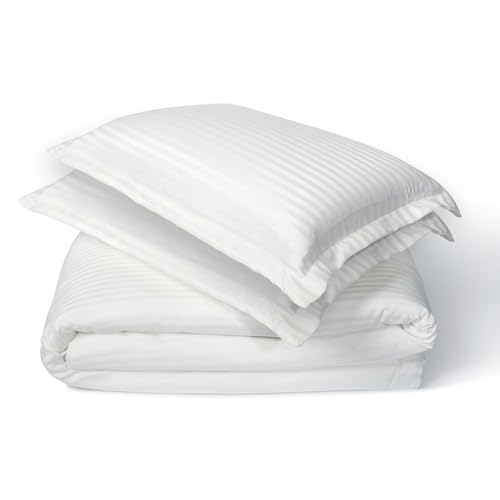 Richbond - Housse de Couette 240x260 Satinée Rayée pour lit de 180 cm + 2 Taies d'oreillers 70x50, 100% Microfibre Polyester Douce (105 GR/m2) - Traitement Anti-Acarien - Blanc Brillant