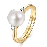 KLASSISCHER PERLENRING MIT ZIRKONIA: Kunden, die nach einem eleganten und klassischen Perlenring suchen, werden von diesem Modell begeistert sein. Die Solitär-Süßwasserperle wird von Zirkondiamanten umgeben und strahlt ein besonderes Licht aus. Der Ring besteht aus nickelfreiem und bleifreiem 925er Sterling Silber mit einer speziellen Anlaufschutzbeschichtung, um den Glanz zu erhalten.