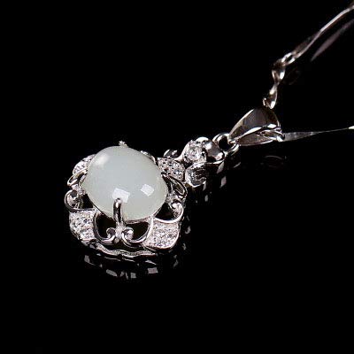 Pendentif en jade blanc Hotan : collier à breloques d'exception - 3