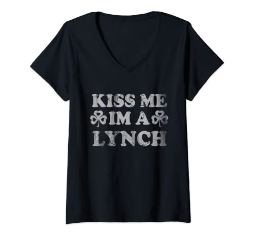 Mujer Kiss Me I'm A Lynch Irish St Patricks Day Apellido familiar Camiseta Cuello V