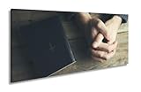 Leinwandbild Verborgene Hände ruhen betend neben einem schlichten Buch Panorama 80x40cm XXL Kunstdruck Bild auf Keilrahmen/Wandbild/Wohnzimmer Dekoration