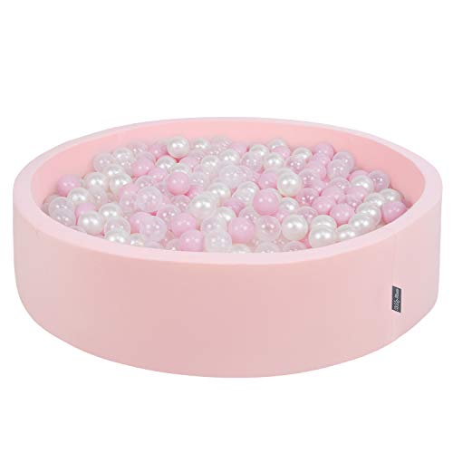 Piscine à balles rose pour créer une aire de jeu tendance dans le salon