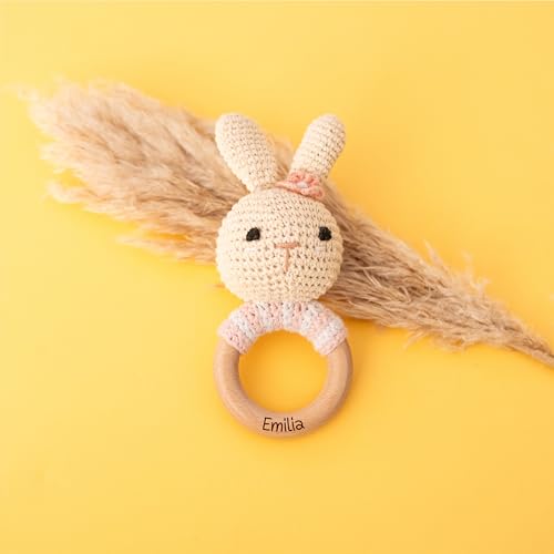 Bärenfreunde® - Personalisierter Beißring Baby - Niedlicher Greifling für Baby's ab 0 Monate - Babyrassel mit Name als Baby Geschenk für Mädchen und Jungen (Hase gestreift rosa,mit Name)