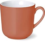 der Becher wurde aus Porzellan hergestellt