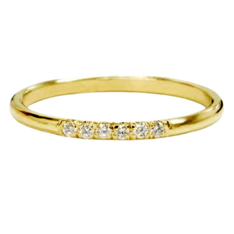 Anneau plaqué or et pavé de diamants de synthèse sur une bague argent sterling 925