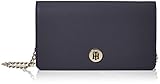 Diese TOMMY HILFIGER Umhängetasche ist in einem schicken Design und begeistert mit goldfarbenen Applikationen die Damenwelt. Mit der abnehmbaren Kette lässt sich die Tasche geschickt Crossover oder als Clutch tragen. Maße: 21 x 13 x 4 cm