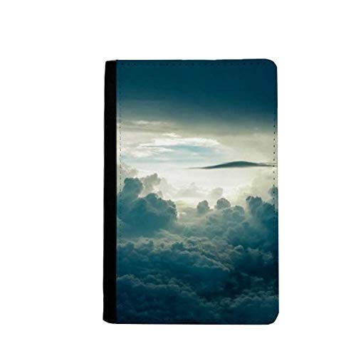 Étui de passeport nuages gris et blanc en simili cuir pour l'organisation de vos documents de voyage