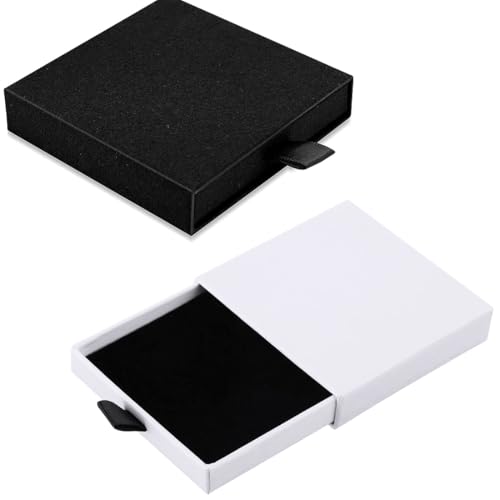 【Dimensioni perfette】Con le sue dimensioni di 8 x 7 x 1,7 cm, la nostra scatola portagioielli espandibile è compatta ma offre un ampio spazio interno. Può contenere vari tipi di gioielli, tra cui orecchini, bracciali, collane e altro ancora. Questa scatola per collane può anche essere utilizzata come scatola per bracciali o scatola regalo di Natale.