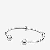 Dieser offene Pandora Moments Armreif mit Silikon-Stoppern aus Sterling-Silber und austauschbaren Endkappen bietet alles, was Du Dir von einem vielseitigen Armreif wünschst