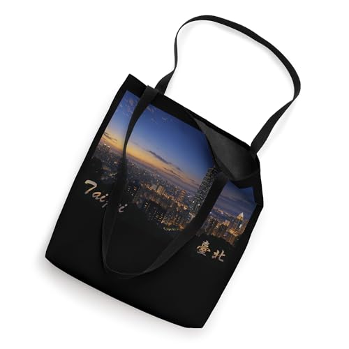 Bolso tipo tote con paisaje cinematográfico en estilo anime de Taipei al atardecer, con iluminación del edificio Taipei 101 miniatura 2