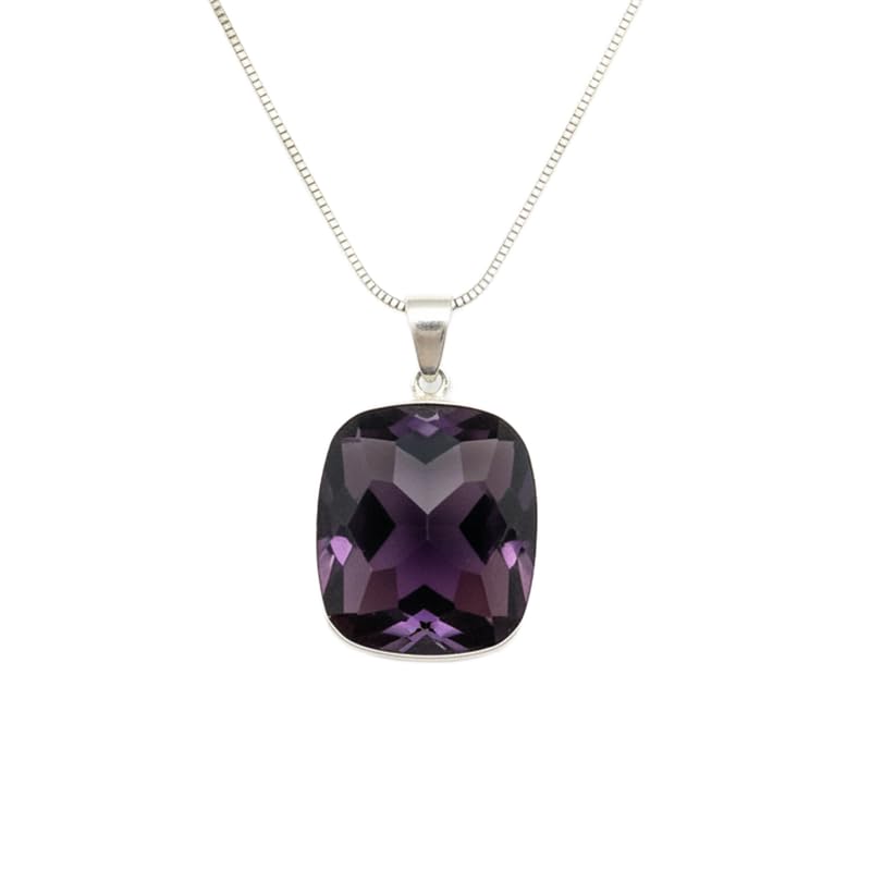 Pendentif en quartz violet à porter au quotidien avec un pull en maille