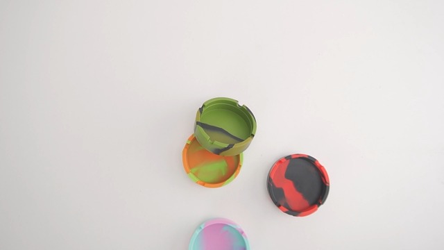 YDHfdc Posacenere in silicone colorato, forma rotonda, elegante e resistente al calore, per esterni, ristoranti, interni e molto altro ancora, 4 pezzi