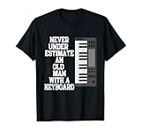 Non sottovalutare mai un vecchio con una tastiera t-shirt. Questa camicia con tastiera è ideale se stai cercando una divertente maglietta di compleanno per tuo papà, zio o nonno. Fai sapere a tutti che ami giocare a tastiera.