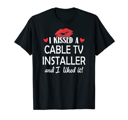 I Kissed a Cable TV Installer Design Marié Dating Anniver T-Shirt