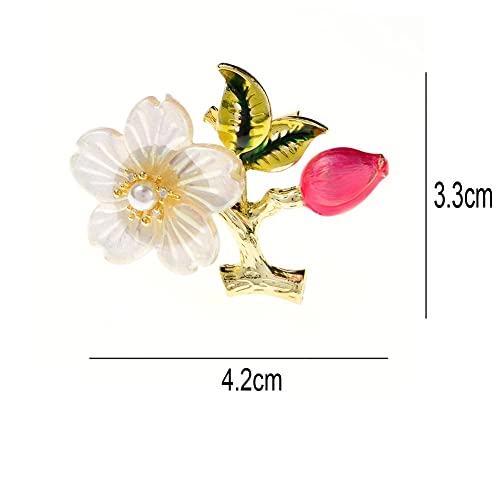 Broche Fleur pour Femmes en Coquille et Émail sur un Manteau d'Hiver