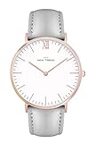 QUALITÄT - Unsere analoge Uhr rosegold Damen Armbanduhr zeichnet sich durch ein qualitativ hochwertiges Quarzwerk aus. Die Quarzuhr funktioniert mittels Taktgeber auf Quarz-Basis. Die Dornschließe aus Edelstahl sowie der Verschluss sorgen für eine optimale Befestigung. Das graue Armband besteht aus Kunstleder.