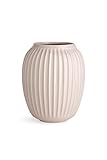 Die Kähler Hammershøi Vase gross beeindruckt nicht nur durch schönes Porzellan, sondern auch durch nordische Farben sowie das typisch geriffelte Design der Hammershoi Serie.