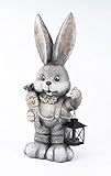perfekte Gartendekoration nicht nur zu Ostern. Der Hase Lukas ist mit 54 cm beeindruckend groß und kommt mit Karotte und Laterne.