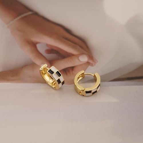 Chic Checker Small Hoop Cartilage Earrings Teacher Earrings for Women；White Black Enamel Hypoallergenic Hooped Gifts Gold and Silver tone3