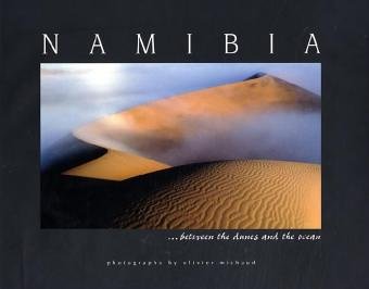 Paperback Namibia: Between the Dunes and the Ocean Book