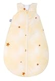 El saco de dormir para bebé tiene una forma ancha que ofrece mucho espacio para las piernas