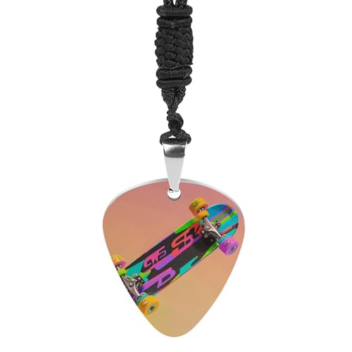 3Dカラフルなスケートボードプリントピックネックレス(1.2 x 1.1インチ)。チタンスチール製、24インチのブラックロープとペア。男性と男性の両方に適した絶妙なペンダントギターピックホルダーです。