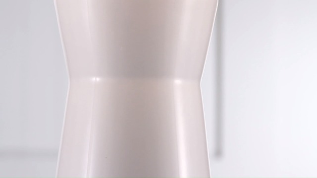 Lámpara de mesa blanca y dorada con base de cerámica y pantalla de lino miniatura 7