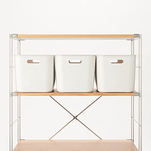 ラックやキャビネット収納におすすめなのは、無印良品のポリエチレンケースです。サイズはいろいろありますが、「大」なら高さのある洗剤もすっきり。