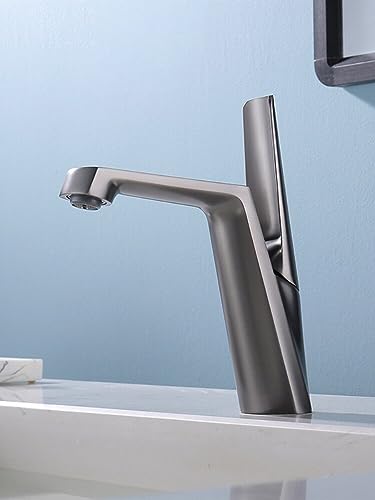 Robinet doré en laiton chaud-froid pour rénover une salle de bains moderne
